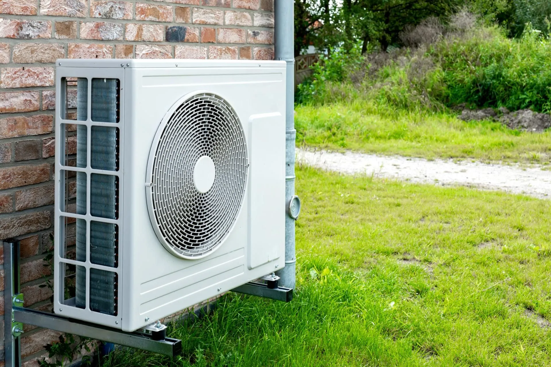 Pompa di calore installata all’esterno di un’abitazione